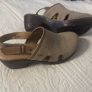 B.O.C. Textured Fabric Clogs Sz 8